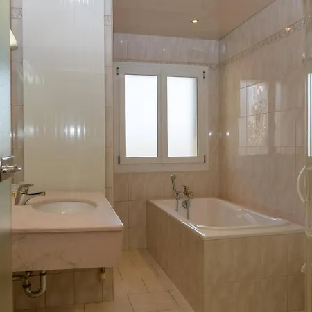 Hotel De La Cloche Sp Reims